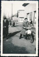 cca 1940-1950 Férfi motorkerékpárral, fotó, 9×6 cm