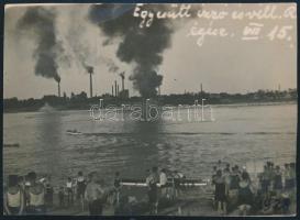 1928 Budapest, az Együtt Izzó és Villamos Rt. égése, nézelődők a Római-parton, fotó, felületén törésnyom, 7,5×10 cm