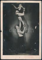 cca 1930 Tornászok, fotó Ströminger műterméből, hidegpecséttel jelzett fotó, felületi sérülésekkel, szakadással, 16×11 cm