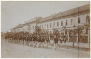 Budapest XIII. József főherceg honvéd huszár (lovassági) laktanya udvara, huszárok. photo