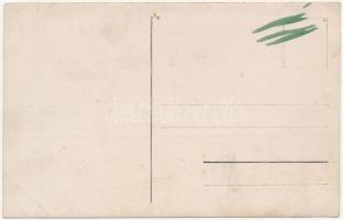 Budapest XIII. József főherceg honvéd huszár (lovassági) laktanya udvara, huszárok. photo