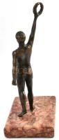 Férfi koszorúval. Bronz szobor, márvány talapzaton. Jelzés nélkül. 22 cm
