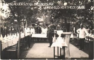 1943 Zalaegerszeg, Pályaudvar (vasútállomás) vendéglő kerthelyisége, pincérek. Vajda D. fényképész, photo