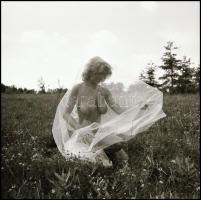 cca 1985 Egy régi függöny újrahasznosítása az aktfényképezés során, Menesdorfer Lajos (1941-2005) bu...