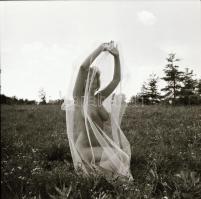 cca 1985 Egy régi függöny újrahasznosítása az aktfényképezés során, Menesdorfer Lajos (1941-2005) bu...