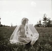 cca 1985 Egy régi függöny újrahasznosítása az aktfényképezés során, Menesdorfer Lajos (1941-2005) bu...