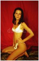 cca 1989 Beavatás az erotikus fotózás izgalmas világába, 26 db vintage NEGATÍV, 24x36 mm