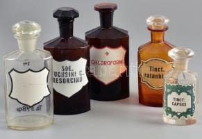 5 db 19. századi gyógyszeres üveg, kisebb csorbákkal. m: 12,5 cm és 17,5 cm között.