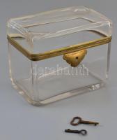 Biedermeier üveg ládika, formába fújt, lapra csiszolt, működő zárszerkezettel, 2 db kulcs, kis kopás nyomokkal, 10,5x12,5x8,5cm