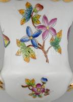 Herendi Viktória mintás, mini füles váza, kézzel festett, jelzett, apró kopásnyomokkal, m: 11 cm