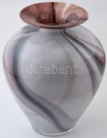 Dekoratív, formába fújt, öblös, száldíszítéses, überfangos üveg váza, felső peremén kisebb sérülésekkel, m: 27 cm