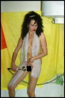 cca 1988 Csajos huncutságok a fürdőszobában, szolidan erotikus felvételek, 17 db vintage NEGATÍV, 24...