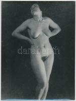 cca 1960 Egy jó fényképész az igazolványkép rendelésből is kihozza a legtöbbet, szolidan erotikus fotó, 24x18 cm