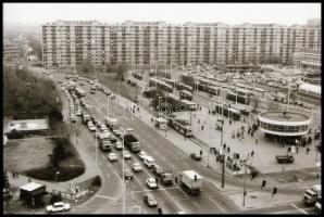 1990 Budapest, közlekedési állapotok az Örs vezér téren; villamosok, autóbuszok, HÉV, gépkocsik, stb.; összeilleszthető panorámában, erős rálátással a metró irodaház tetejéről, 7 db vintage NEGATÍV, 24x36 mm