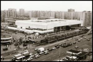 1990 Budapest, közlekedési állapotok az Örs vezér téren; villamosok, autóbuszok, HÉV, gépkocsik, stb...