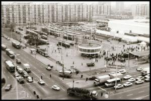 1990 Budapest, közlekedési állapotok az Örs vezér téren; villamosok, autóbuszok, HÉV, gépkocsik, stb...