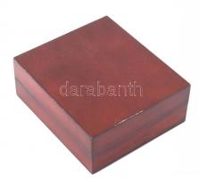 Exkluzív boros készlet, díszdobozban, melyen kis kopás. 16x16 cm