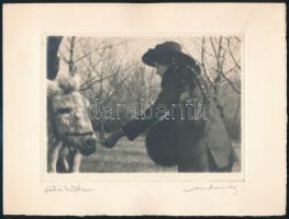 cca 1932 Orphanidesz János (1876-1939) aláírásával jelzett vintage fotóművészeti alkotás (Séta közben), 18x24 cm