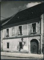 cca 1960 Budapest, Fortuna u. 9., ,,Heltay fotó pecséttel jelzett vintage fotó, sarkán törésvonal, 23x17 cm