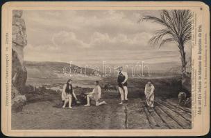 cca 1880 Szerepjáték, bibliai jelenet feliratokkal, keményhátú vintage fotó, 11x17 cm