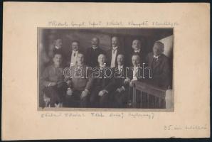 cca 1910 Csoportkép nevesített szereplőkkel, további kutatásra érdemes vintage fotó, 9,3x15,5 cm, karton 16x24,4 cm