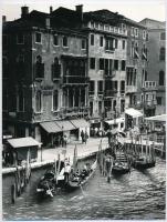 cca 1984 Menesdorfer Lajos (1941-2005) budapesti fotóművész hagyatékából, feliratozott, vintage fotóművészeti alkotás (Gondolák a Rialtónál), 24x18 cm