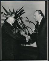 cca 1972 Kádár János (1912-1989) politikus és Pak Szong Csolt koreai politikus találkozója Budapesten, hírfotó, 22,8x18,4 cm