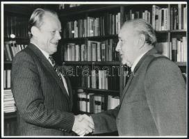 cca 1981 Kádár János (1912-1989) politikus és Willy Brandt, a Szocialista Internacionálé elnökének találkozója Budapesten, hírfotó, 17,1x24 cm