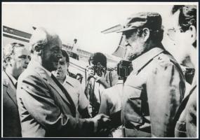 cca 1984 Fidel Castro (1926-2016) kubai politikus, államelnök és Willy Brandt, a Szocialista Internacionálé elnökének találkozója Havannában, hírfotó, 16,6x24 cm