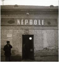 cca 1961 Falusi Népbolt, Kotnyek Antal (1921-1990) budapesti fotóriporter hagyatékából 23 db vintage NEGATÍV, 6x6 cm