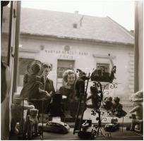 cca 1961 Falusi Népbolt, Kotnyek Antal (1921-1990) budapesti fotóriporter hagyatékából 23 db vintage...