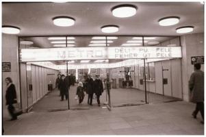 cca 1972 Budapesti metró, Magyar Alfréd budapesti fotóművész 23 db vintage NEGATÍV felvétele, 24x36 ...