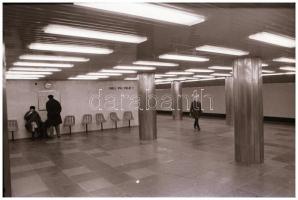 cca 1972 Budapesti metró, Magyar Alfréd budapesti fotóművész 23 db vintage NEGATÍV felvétele, 24x36 ...