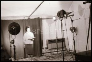 cca 1970 Műtermi fotózás, Magyar Alfréd budapesti fotóművész 34 db vintage NEGATÍV felvétele, pecsét...