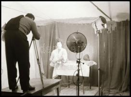 cca 1970 Műtermi fotózás, Magyar Alfréd budapesti fotóművész 34 db vintage NEGATÍV felvétele, pecsét...