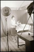 cca 1970 Műtermi fotózás, Magyar Alfréd budapesti fotóművész 34 db vintage NEGATÍV felvétele, pecsét...