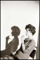 cca 1970 Műtermi fotózás, Magyar Alfréd budapesti fotóművész 34 db vintage NEGATÍV felvétele, pecsét...