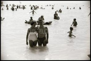 cca 1974 Balatoni látképek, vitorlások, fürdőzők, Magyar Alfréd budapesti fotóművész 34 db vintage N...