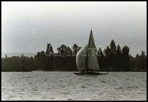 cca 1974 Balatoni látképek, vitorlások, fürdőzők, Magyar Alfréd budapesti fotóművész 34 db vintage N...