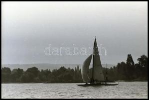 cca 1974 Balatoni látképek, vitorlások, fürdőzők, Magyar Alfréd budapesti fotóművész 34 db vintage N...
