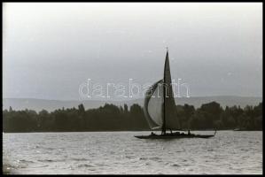 cca 1974 Balatoni látképek, vitorlások, fürdőzők, Magyar Alfréd budapesti fotóművész 34 db vintage N...