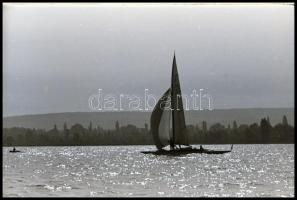 cca 1974 Balatoni látképek, vitorlások, fürdőzők, Magyar Alfréd budapesti fotóművész 34 db vintage N...