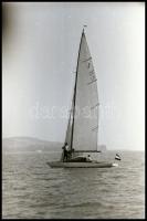 cca 1974 Balatoni látképek, vitorlások, fürdőzők, Magyar Alfréd budapesti fotóművész 34 db vintage N...