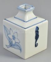 Kis kínai porcelán váza virágmintával, kézzel festett, jelzett, hibátlan, m: 8 cm