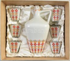 Hollóházi népi mintás porcelán pálinkás készlet díszdobozban. Matricás, jelzett, hibátlan