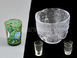 Vegyes üveg tétel: 1 db svéd tál dombornyomott mintával, 2 klf felespohár, 1 db zöld üvegpohár aranyozott peremmel, kézzel festett mintával, utóbbi kis kopásokkal, d: 3-14 cm, m: 5-12 cm
