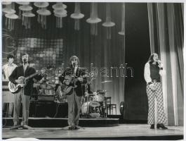 1968 A Táncdalfesztivál döntőjében az Illés zenekar és Koncz Zsuzsa, vintage fotó, 18x24 cm