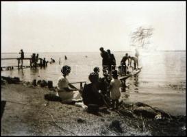 cca 1928 Gyenesdiás feliratú tároló tasakból kivett 13 db vintage NEGATÍV a Balatonról és a fürdőzők...