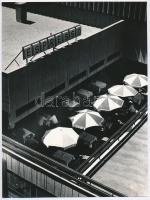 1968 Kurt Seiffert: Salgótarján, Espresso, pecséttel jelzett vintage fotóművészeti alkotás, 24x17,7 cm