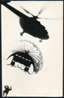 cca 1972 Biztonságban, ejtőernyős ugrás helikopterből, a Magyar Néphadsereg cenzúra pecsétjével ellátott vintage fotó, 23x15 cm